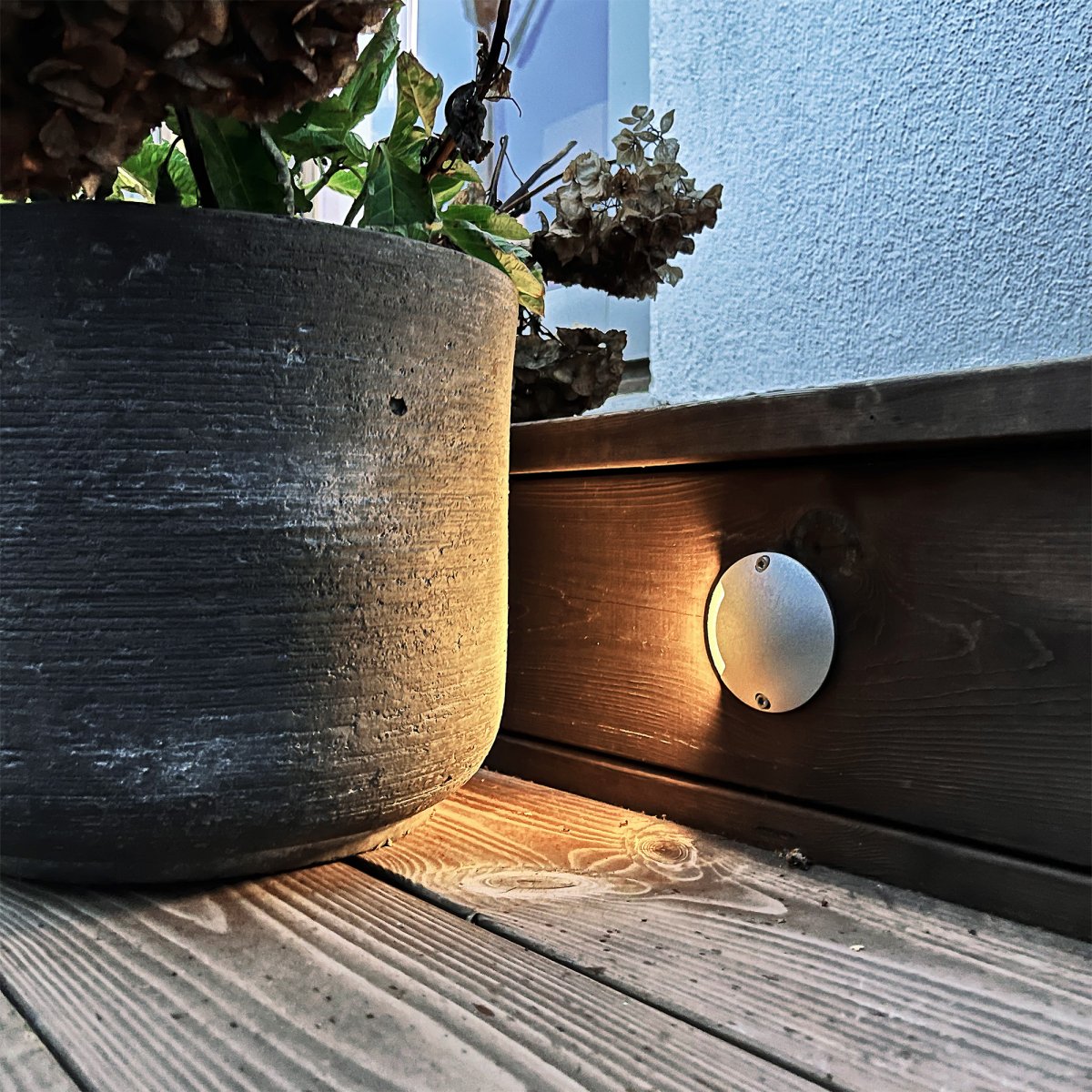 Zenit Zilver Van Lightson - Een unidirectionele wand- en terrasarmatuur die met zijn decoratieve warmwitte licht een uitstekende keuze is voor gevels, schuttingen, muren, terrassen en vlonders.