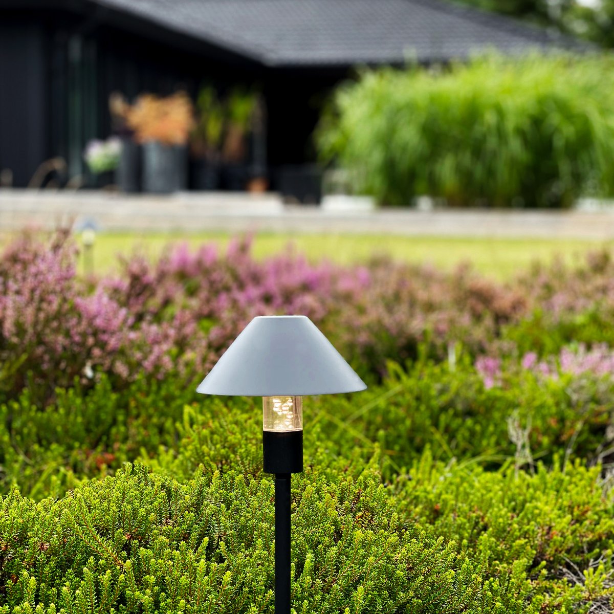 Apollo Zwart Van Lightson - Zonder de schaduw ontstaat er een lichtzuil die een algemene gloed creëert, wat effectief is in een laag siergras of rond de vijver in de tuin.