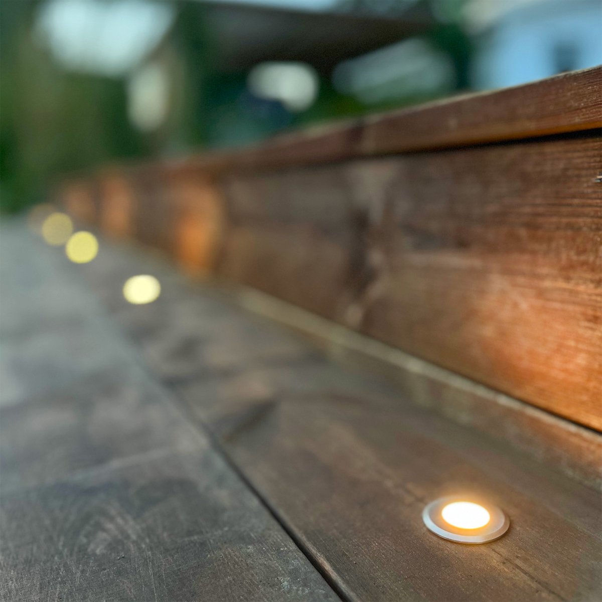 Dexter 10 Zilver Van Lightson - Op een brug of langs een pad kan een zachte lichtstroom ontstaan, terwijl het licht de weg wijst.
