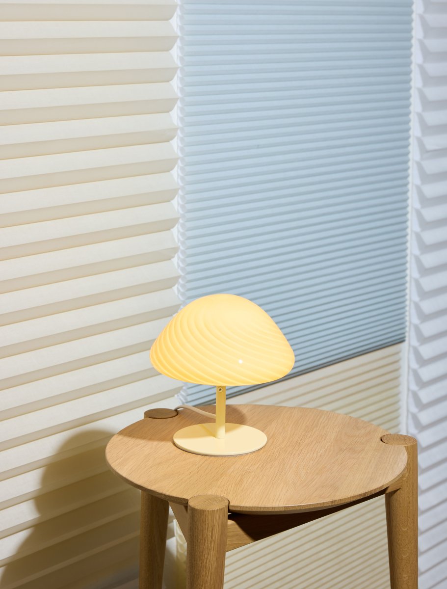 Mini Mush 17cm Room tafellamp Van Halo Design - De unieke, golfvormige lampenkap zorgt voor een zachte en aangename lichtverdeling, ideaal om in elke kamer een gezellige sfeer te cre&euml;ren.