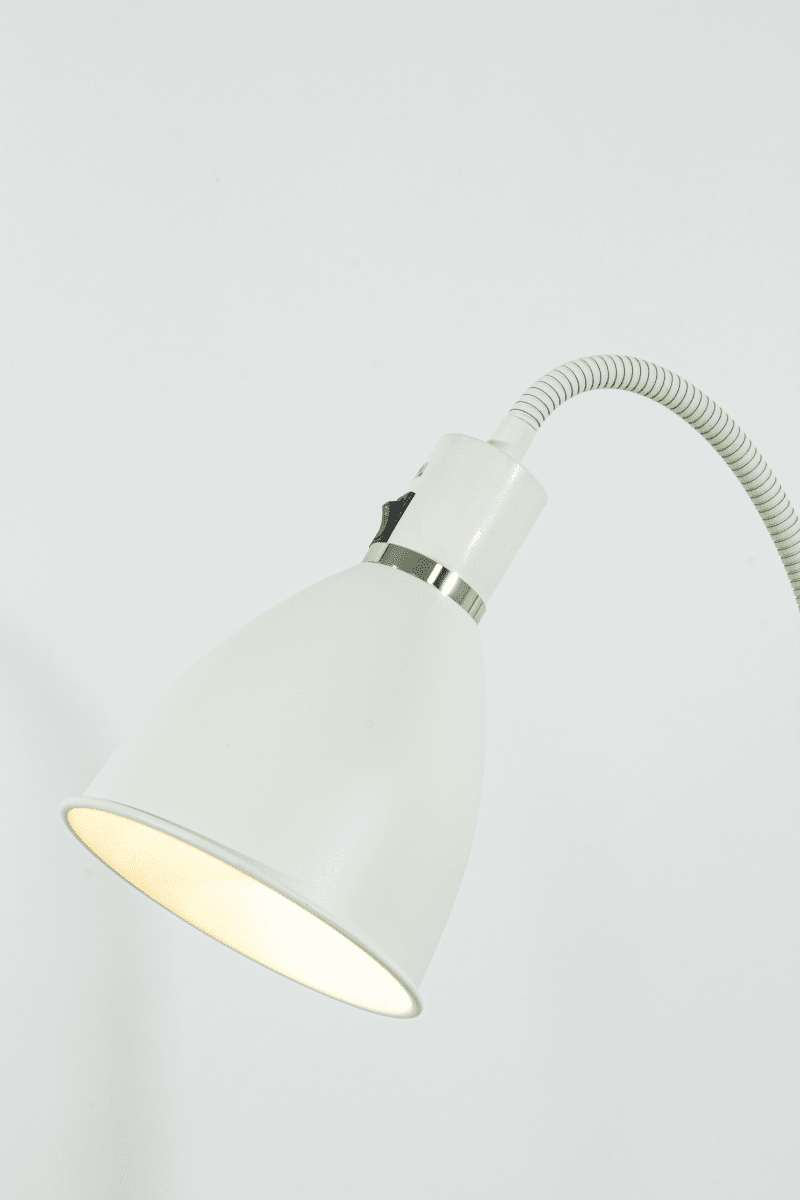 Idre 1 Wit vloerlamp Van Aneta Lighting - Idre is een stijlvolle staande lamp in matwit metaal met een elegante decoratieve ring in chroom.
