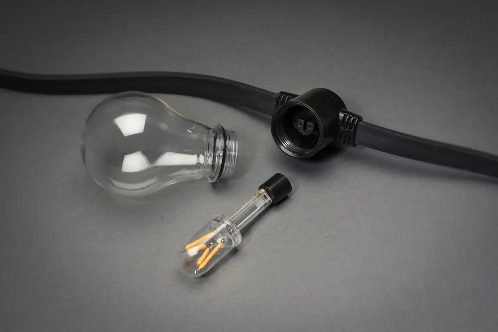 Lichtslinger, amberkleurige, 10m Zwart Van Konstsmide - Decoratieve lichtsnoer met 10 vervangbare amberkleurige LED-lampjes die een warme en uitnodigende sfeer cre&euml;ren.