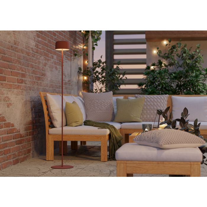 Roccanova 120cm ROOD solarlamp Van Eglo - De lamp laadt u eenvoudig op via het zonnepaneel of de meegeleverde USB-kabel en beschikt over een touchdimmer met drie helderheidsniveaus, waarmee u de verlichting naar wens kunt aanpassen.