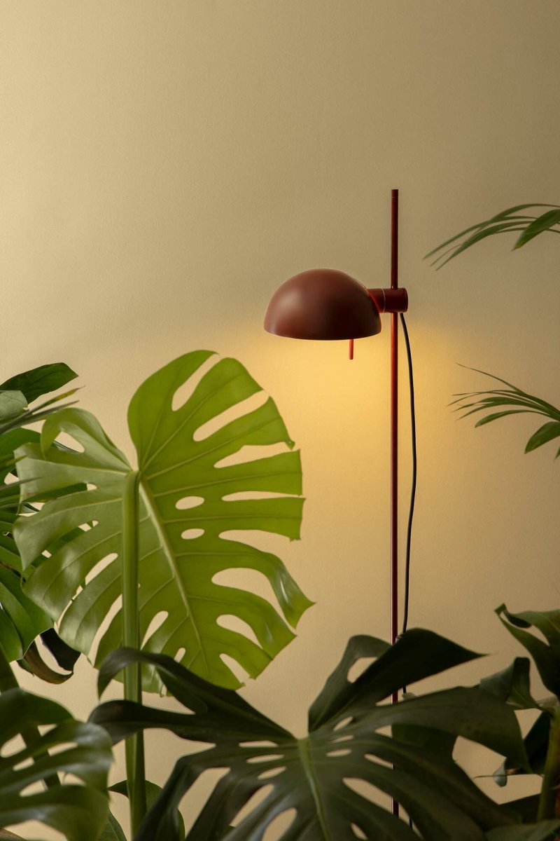 Matilda Bourgondië vloerlamp Van Faro Barcelona - Matilda is een bordeauxrode staande lamp met een stijlvol, geometrisch design die in elk interieur past.