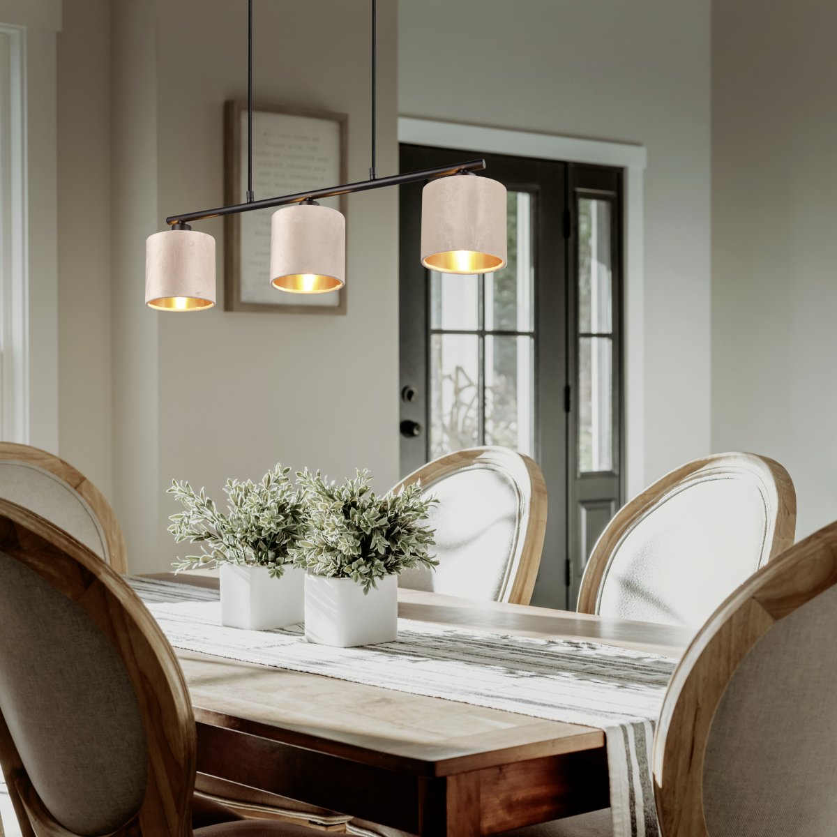 Julieta 66cm Beige hanglamp Van Trio Lighting - De gouden tinten aan de binnenkant van de kappen creëren een verfijnd lichteffect en maken de lamp tot een stijlvolle blikvanger.