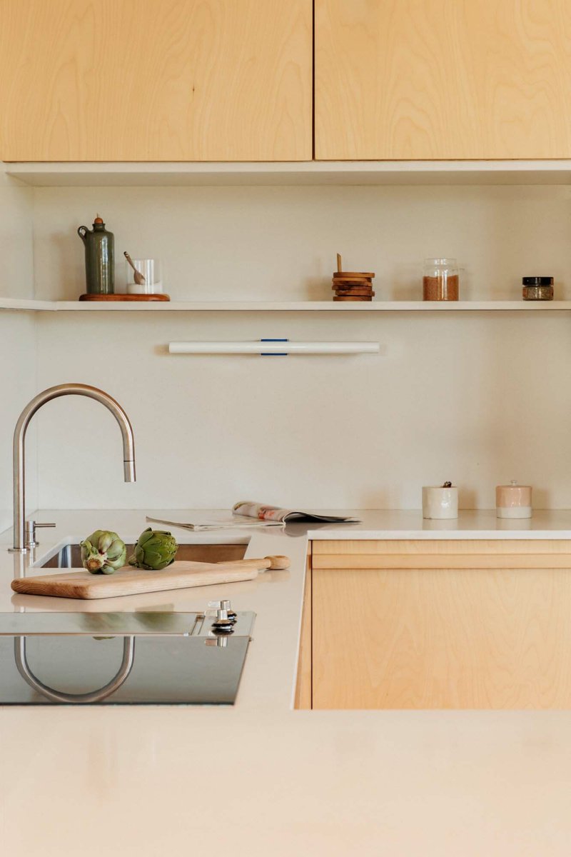 Calma 50cm Blauw badkamerlamp Van Faro Barcelona - Calma is een wandlamp met een blauwe afwerking, perfect voor algemene verlichting in bijvoorbeeld keukens, gangen of gangen.