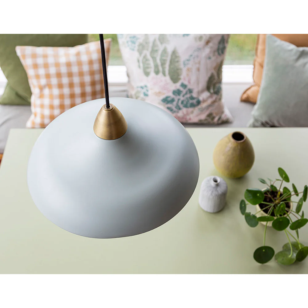 Urban Wide Ø36 Lichtgroen hanglamp Van Superliving - Verfraai uw huis met de moderne Urban Wide hanglamp, een stijlvolle combinatie van een matte lichtgroene afwerking en elegante messing details.