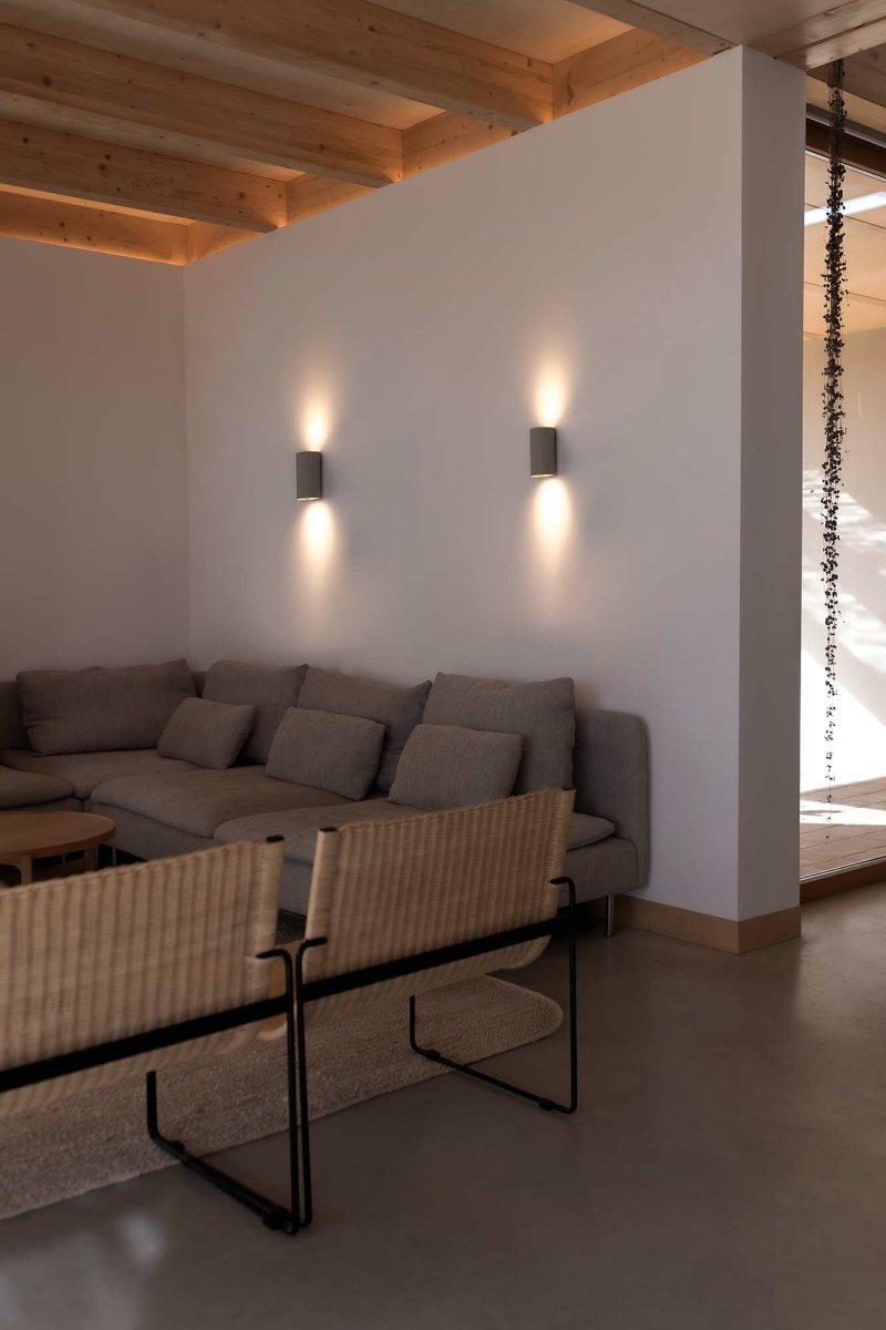Sole 15cm Grijs wandlamp Van Faro Barcelona - Sole is een compacte, ronde wandlamp met een grijze afwerking die functie en vorm op een elegante manier combineert.