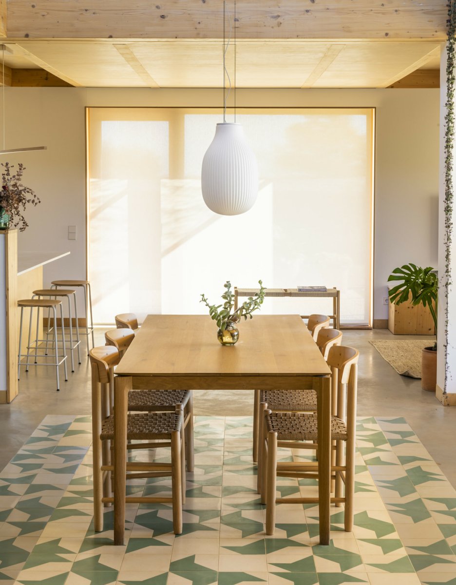 Isabelle Ø30 Wit hanglamp Van Faro Barcelona - Het opaalwitte glas verspreidt een warm en aangenaam licht, terwijl het oppervlak met schaduwen speelt en een levendige uitstraling cre&euml;ert.