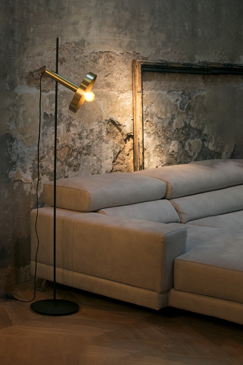 Whizz Goud vloerlamp Van Faro Barcelona - Whizz is een exclusieve staande lamp, ontworpen door Christoph Friedrich Wagner, die moderne materiaalkeuzes combineert met een tijdloze vorm.