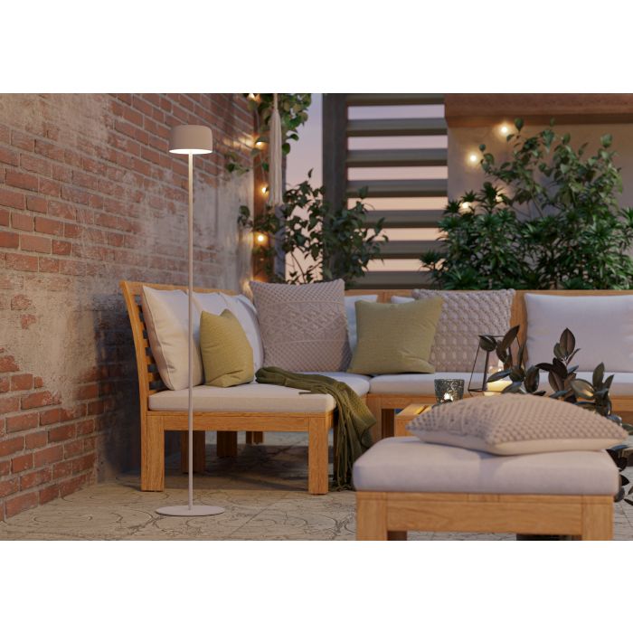 Roccanova 120cm Wit solarlamp Van Eglo - De lamp laadt u eenvoudig op via het zonnepaneel of de meegeleverde USB-kabel en beschikt over een touchdimmer met drie helderheidsniveaus, waarmee u de verlichting naar wens kunt aanpassen.