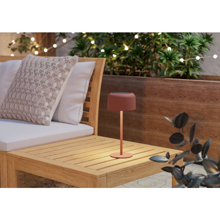 Roccanova 30cm ROOD solarlamp Van Eglo - De lamp laadt u eenvoudig op via het zonnepaneel of de meegeleverde USB-kabel en beschikt over een touchdimmer met drie helderheidsniveaus, waarmee u de verlichting naar wens kunt aanpassen.