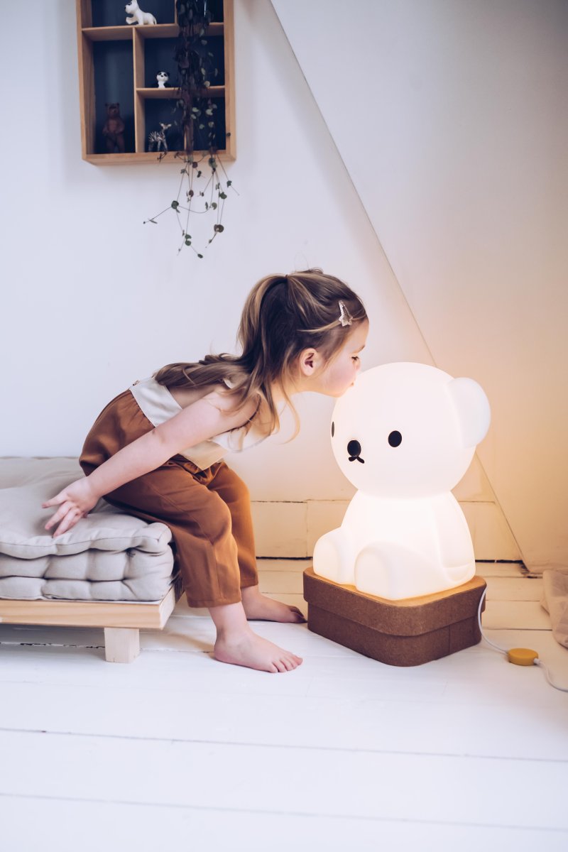 Boris Star Light Wit kinderlamp Van Mr Maria - Boris, bekend en geliefd om zijn verhalen en stijlvolle expressie, vormt een uniek en rustgevend detail in de kamer.