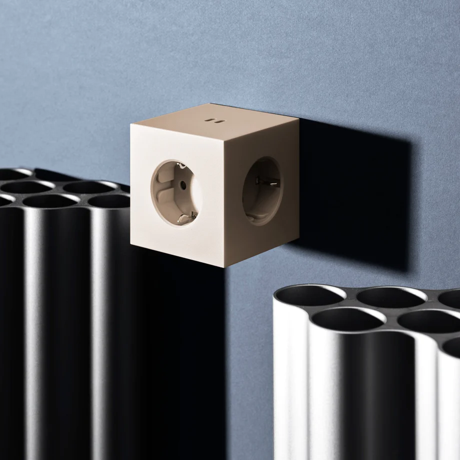 Square 2 Socket extender with 30W Dual USBC Zand Van Avolt - Stopcontactvergroter van Avolt met een stijlvol design met een kubus van gerecycled plastic en een magnetisch plaatje aan de onderkant, zodat u de stekkerdoos gemakkelijk aan de muur kunt hangen.