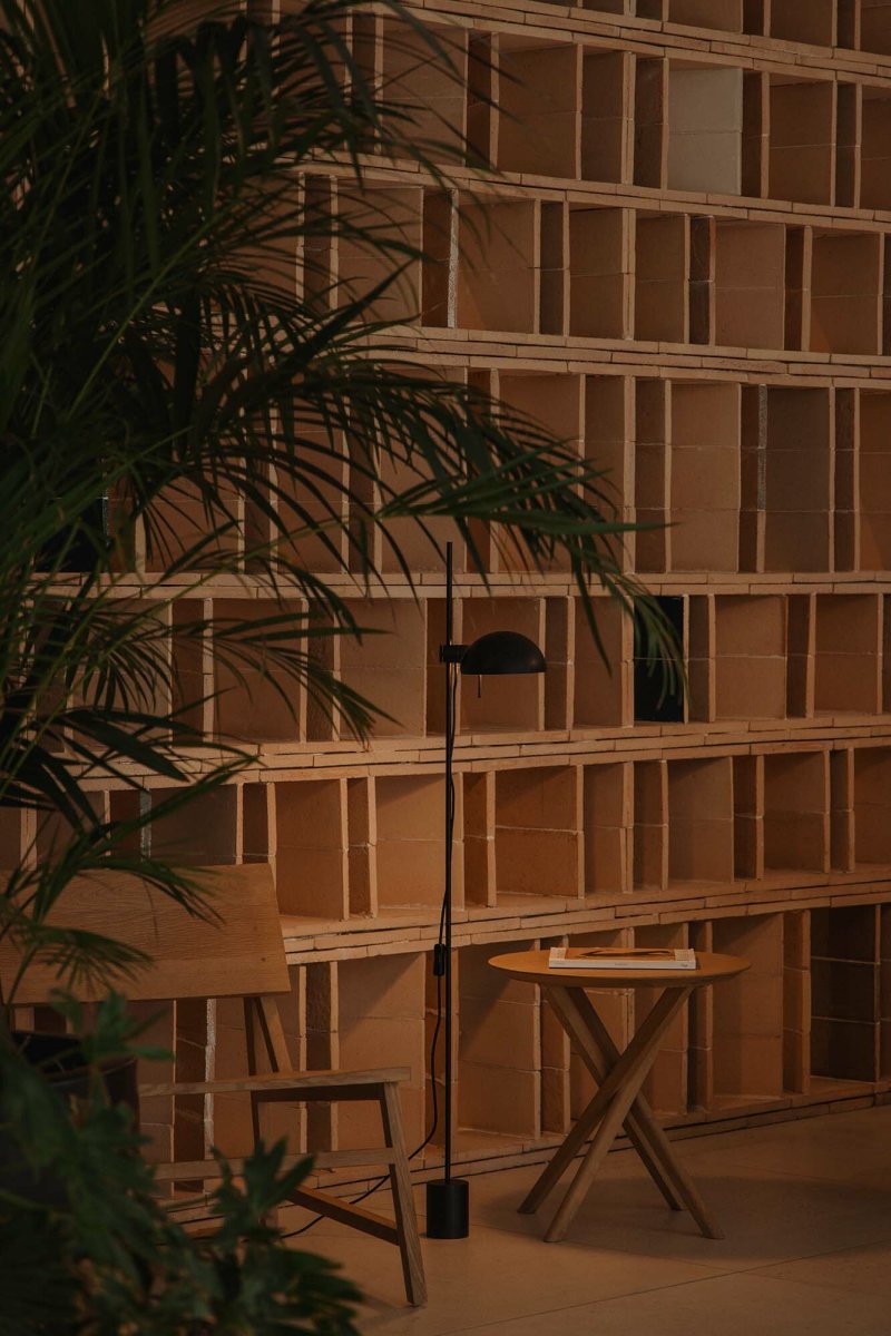 Matilda Zwart vloerlamp Van Faro Barcelona - Matilda is een zwarte staande lamp met een stijlvol, geometrisch design die in elk interieur past.