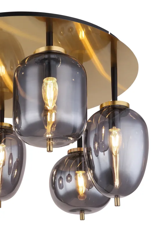 Blacky Ø63 Messing plafondlamp Van Globo Lighting - Lampan &auml;r utrustad med 6st r&ouml;kf&auml;rgade glaskupor i olika former, som h&auml;nger fr&aring;n taket p&aring; mattsvarta st&auml;nger f&auml;sta vid en m&auml;ssingsf&auml;rgad bas.