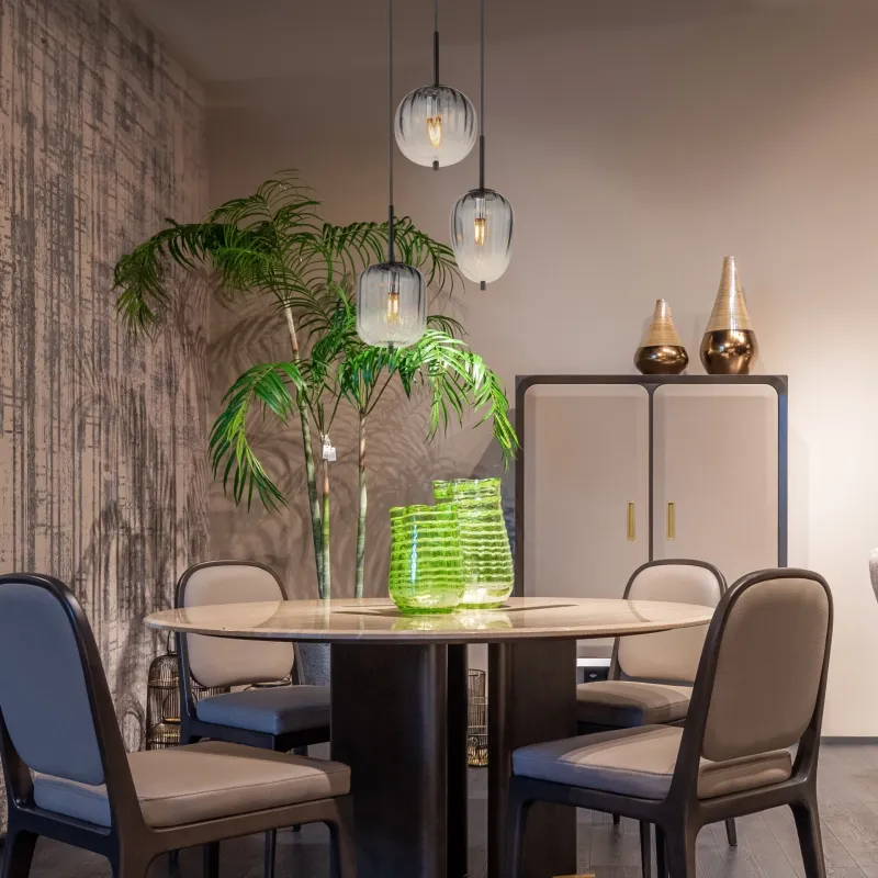 Attila Ø46 Rookkleurig hanglamp Van Globo Lighting - Tillverkad av mattsvart metall och r&ouml;kf&auml;rgat glas som &auml;r mjukt tonade, detta ger lampan ett unikt ljusspel som skapar en behaglig och sofistikerad st&auml;mning i rummet.