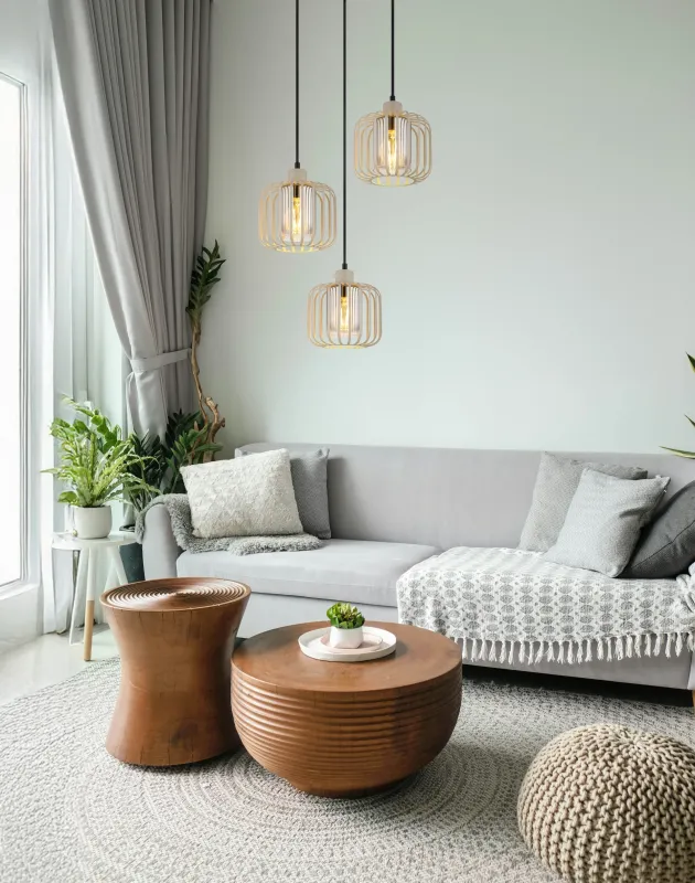 Alfred Ø44 Zand hanglamp Van Globo Lighting - Den &auml;r tillverkad av sandf&auml;rgad matt metall och har mjukt rundade metalln&auml;tssk&auml;rmar med en inre glascylinder, som skapar ett elegant och luftigt uttryck.