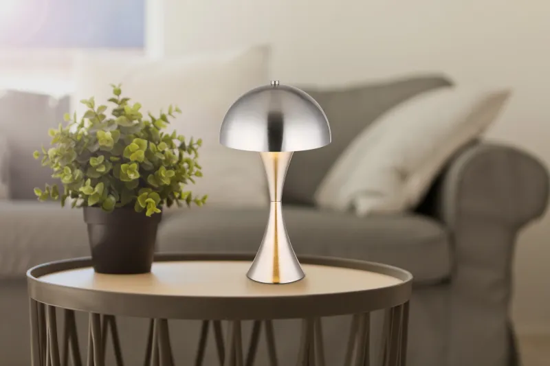 Dima 36cm Nikkel tafellamp Van Globo Lighting - Perfekt f&ouml;r moderna milj&ouml;er, d&auml;r den ger en sofistikerad touch samtidigt som den sprider behagligt ljus.