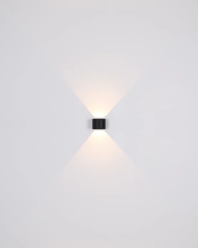 Veronika Zwart buitenlamp Van Globo Lighting - Med sin halvcirkelformade design i matt svart pressgjuten&nbsp;aluminium ger den ett elegant intryck samtidigt som den &auml;r v&auml;dert&aring;lig.