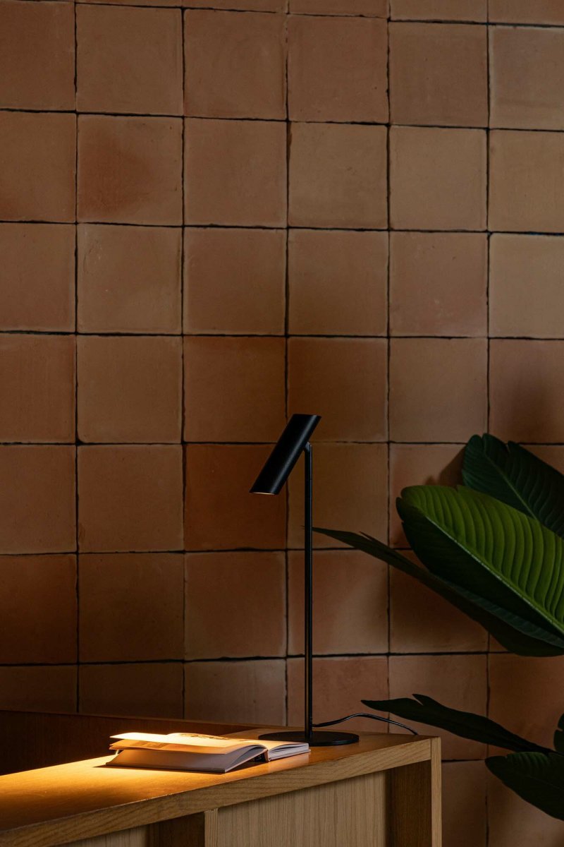 Leo 48cm Zwart bureaulamp Van Faro Barcelona - Leo is een zwarte tafellamp met ge&iuml;ntegreerde led die veelzijdigheid combineert met modern design.