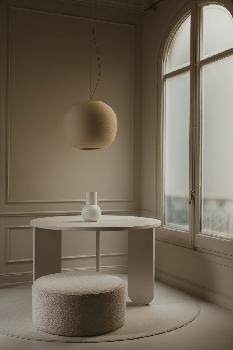 Tierra Ø50 Beige hanglamp Van Faro Barcelona - De bijenkorfachtige vorm verspreidt een zacht licht en transformeert in een lichtsculptuur wanneer de lamp aan staat.