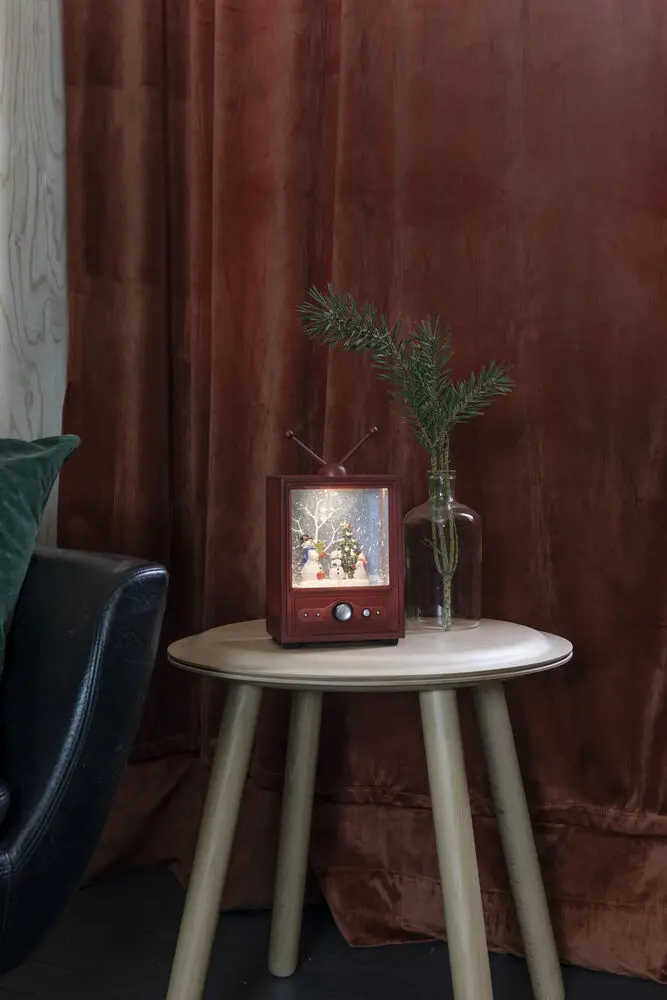 Met Water Gevulde Lantaarn In De Vorm Van Een Tv Bruin Van Konstsmide - Deze met water gevulde lantaarn heeft de vorm van een retro-tv en toont een winters tafereel met sneeuwmannen en een versierde kerstboom.
