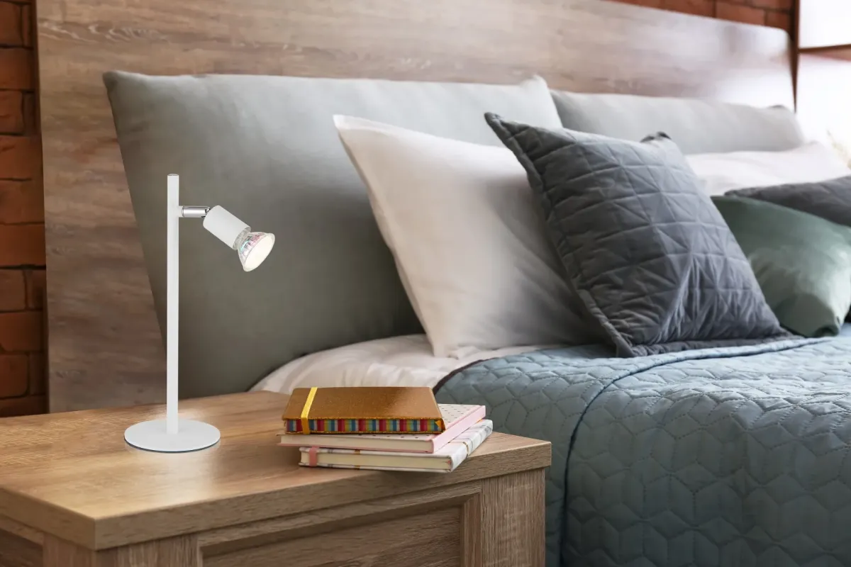 Matrix 30cm Wit bureaulamp Van Globo Lighting - Den runda basen och det raka metallr&ouml;ret i mattvitt ger ett modernt och elegant uttryck.