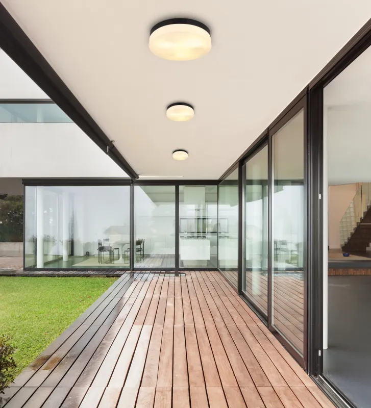 Vranos 30cm Zwart Van Globo Lighting - Lampan &auml;r tillverkad i aluminium och glas, vilket ger ett tidl&ouml;st och sofistikerat uttryck.