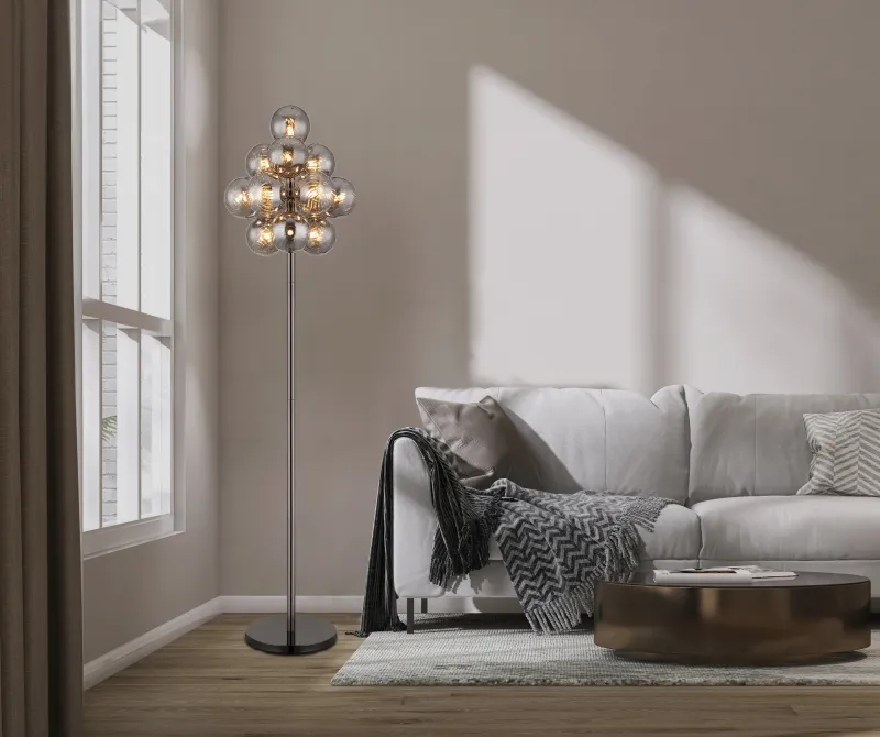 Conor Rookkleurig vloerlamp Van Globo Lighting - Den stilrena kombinationen av metall och glas skapar en sofistikerad och trendig look som passar perfekt i b&aring;de moderna och klassiska interi&ouml;rer.