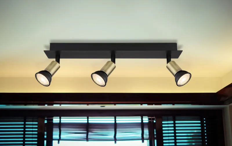 Drew 3 Goud spot Van Globo Lighting - Drew &auml;r en stilren takspotlight som imponerar med sin design i mattsvart och guld.