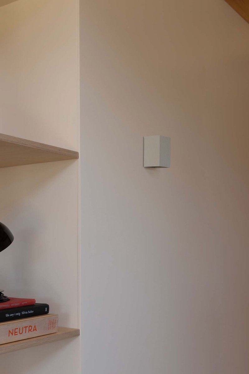 Lune 10cm Wit wandlamp Van Faro Barcelona - Lune is een vierkante wandlamp met een matwit oppervlak die perfect past in hallen, corridors en andere doorgangen.