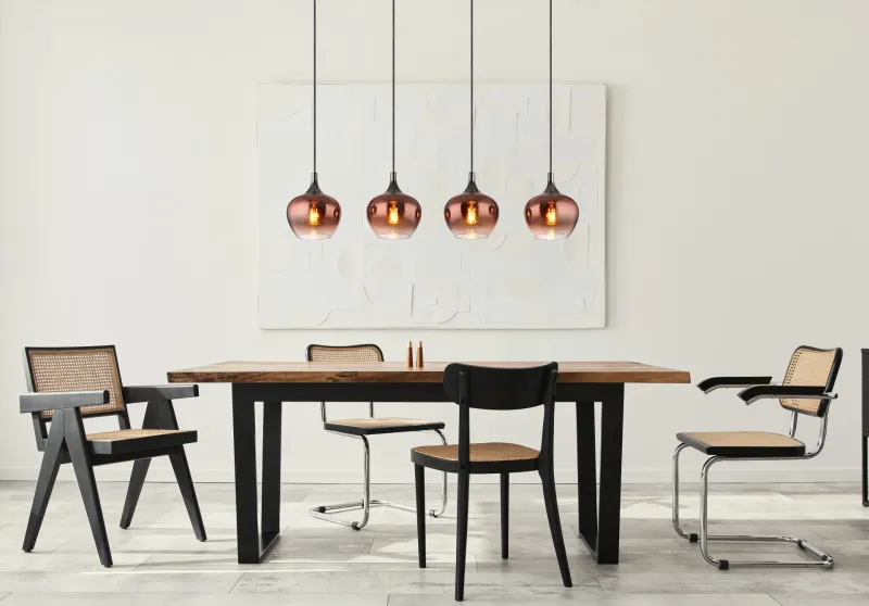 Maxy 100cm Koper hanglamp Van Globo Lighting - Den mattsvarta och krompl&auml;terade metallstommen ger lampan en modern och sofistikerad look, medan de kopparf&auml;rgade glaskuporna med en klar och tonad gradient skapar en unik ljusupplevelse.