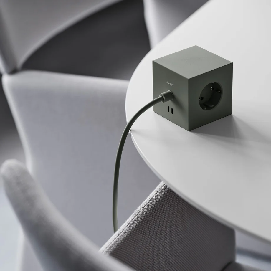 Square 1 with 30W Dual USBC & Magnetic base, 3m Groente Van Avolt - Stekkerdoos van Avolt met een stijlvol design, voorzien van een lang PVC-snoer, een kubus van gerecycled plastic en een magnetisch plaatje aan de onderkant, zodat u de stekkerdoos gemakkelijk aan de muur kunt hangen.