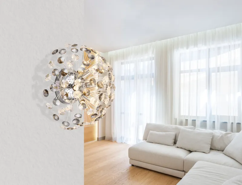 Katrina Ø40 Chroom wandlamp Van Globo Lighting - Den runda stommen i kromf&auml;rgad metall och den halvsf&auml;riska sk&auml;rmen i r&ouml;kf&auml;rgade K9-kristaller skapar en lyxig och inbjudande atmosf&auml;r.