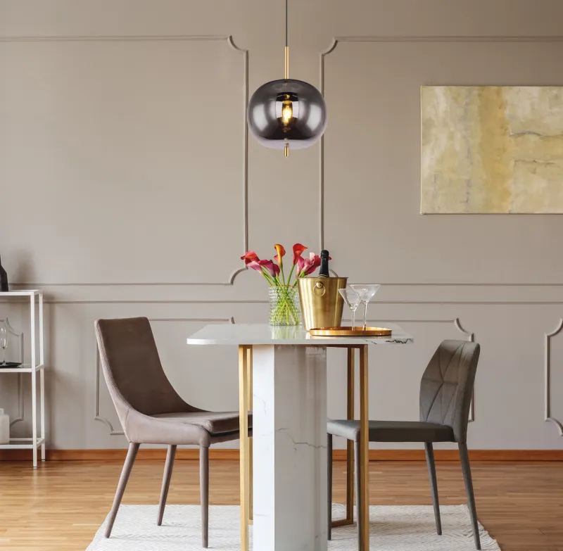 Blacky Ø30 Messing hanglamp Van Globo Lighting - En stilren armatur som skapar en st&auml;mningsfull och elegant belysning i ditt hem,&nbsp;perfekt i vardagsrum eller matsal.