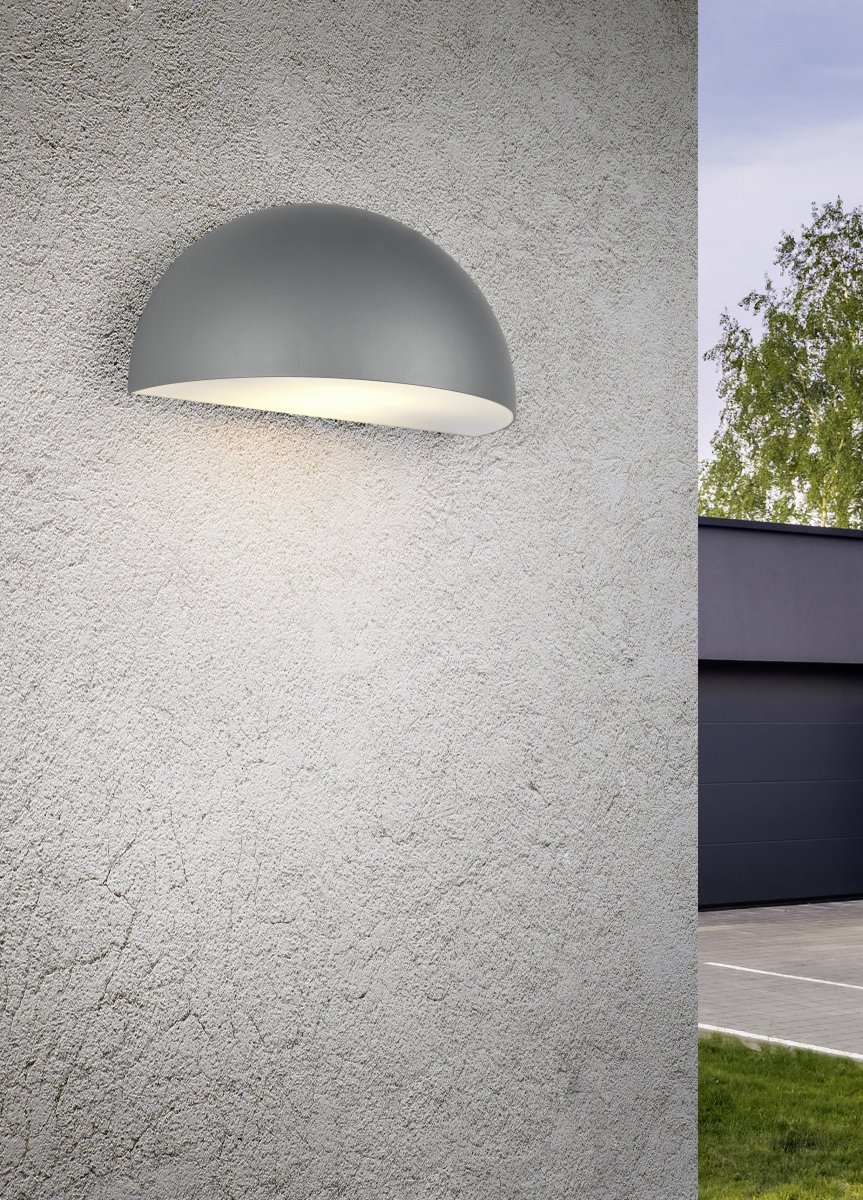 Maas 27cm Antraciet buitenlamp Van Trio Lighting - Maas is een stijlvolle wandlamp met een zacht afgeronde vorm in een moderne antracietkleurige tint.