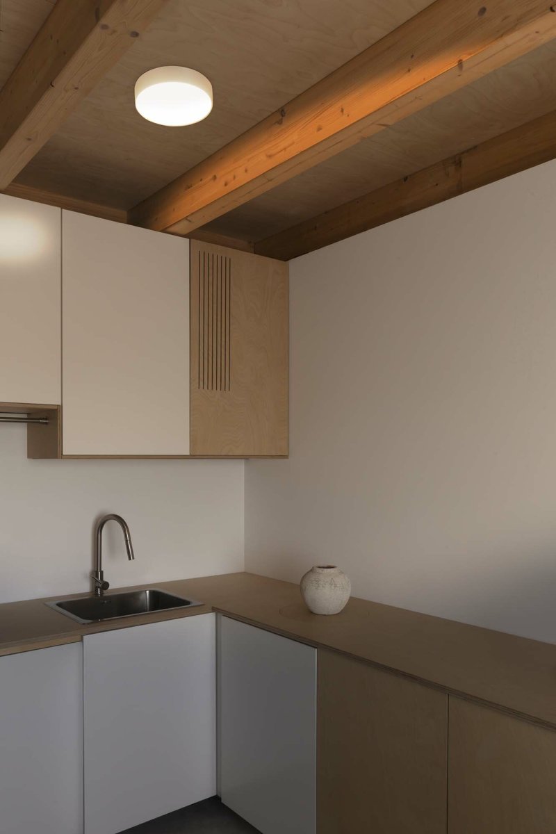 Aris Ø20 Wit plafondlamp Van Faro Barcelona - Met een kleurtemperatuur van 2700K verspreidt hij een warm en aangenaam licht dat een uitnodigende sfeer cre&euml;ert - perfect voor zowel woonkamers, slaapkamers als keukens.