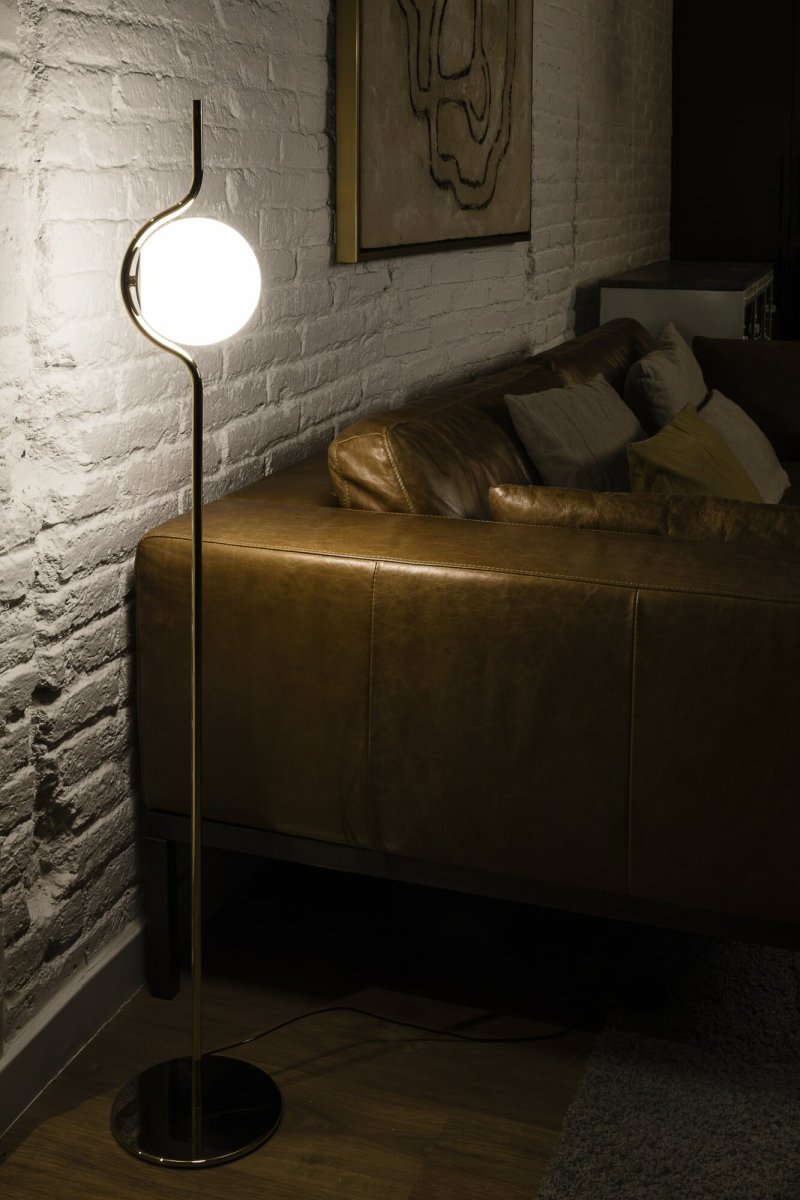 Le Vita Goud vloerlamp Van Faro Barcelona - Deze staande lamp combineert een zachte glazen kap met een fijne, grafische metalen structuur die een luchtige en verfijnde indruk geeft.