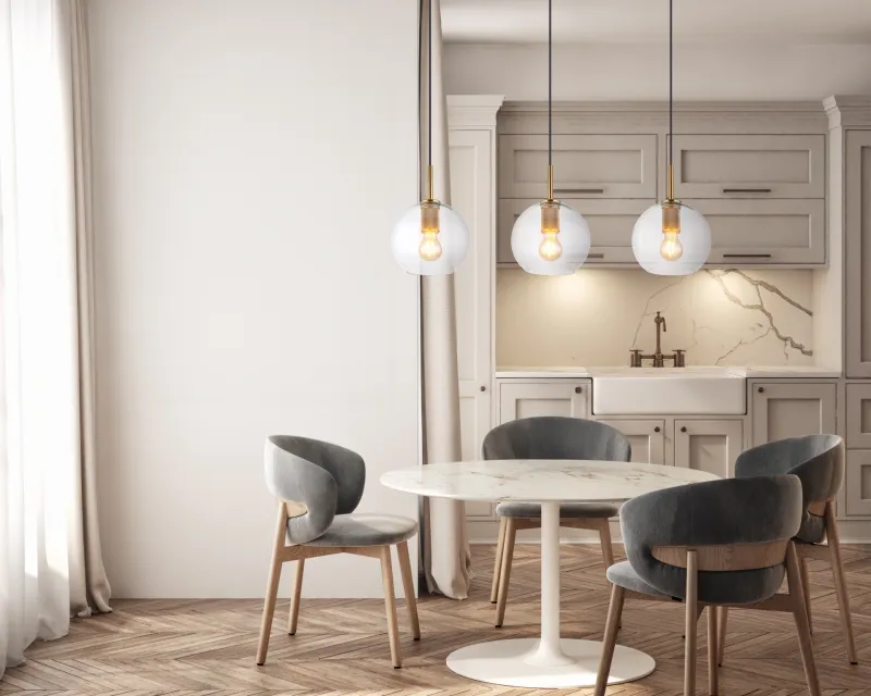 Adara 140cm Goud hanglamp Van Globo Lighting - De tre glasgloberna h&auml;nger i justerbara rep och kan anpassas i h&ouml;jd upp till 1,2 meter, vilket ger flexibilitet i belysningen.