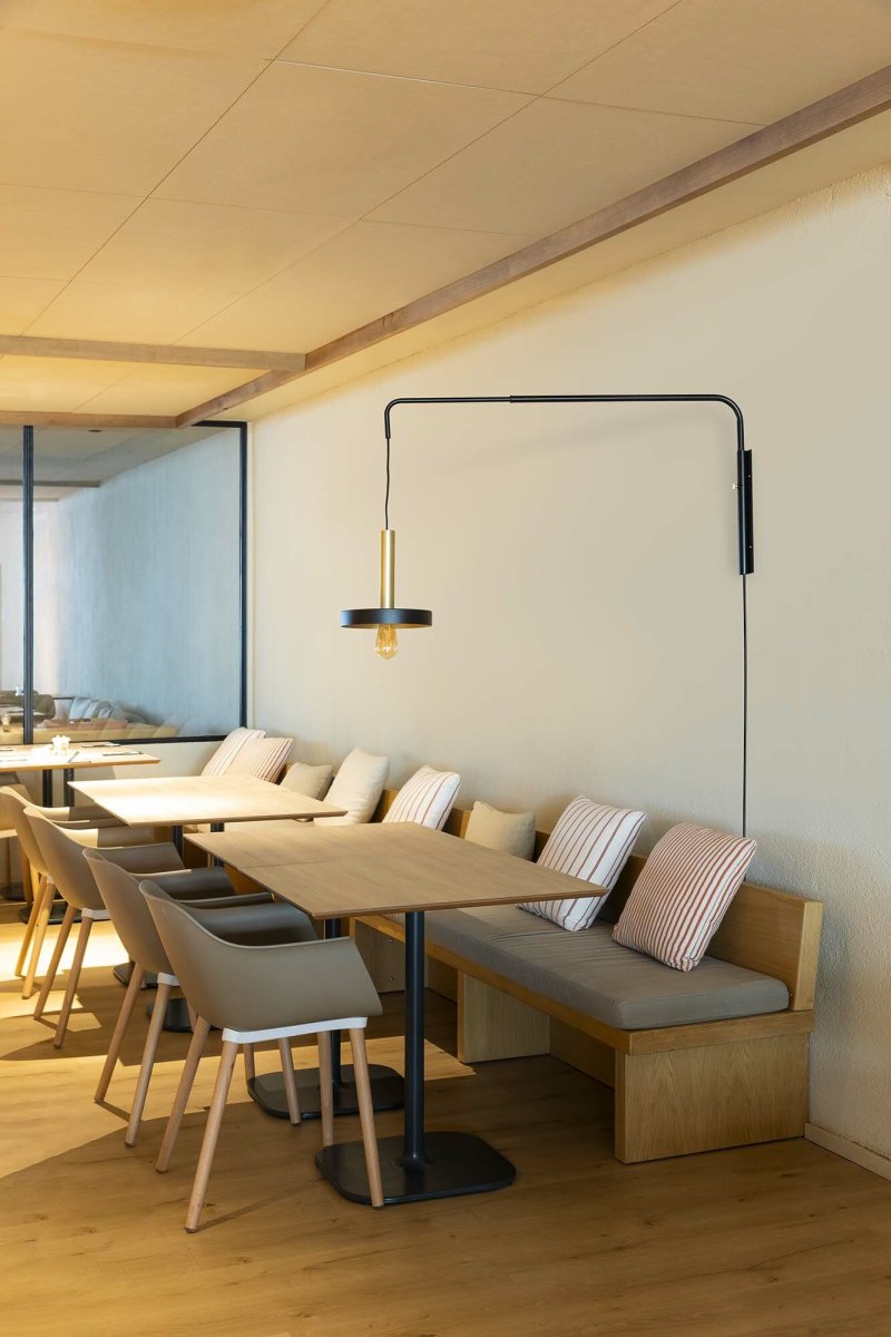 Whizz 70cm Zwart wandlamp Van Faro Barcelona - Whizz is een designserie van Christoph Friedrich Wagner die moderne esthetiek combineert met exclusieve materiaalkeuzes.