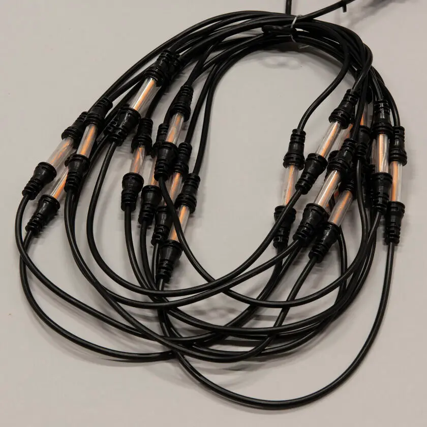 Verlichting Voor Vlaggenmast amber 6m Zwart Van Konstsmide - Vlaggenmastlus met 5 lussen en 20 langwerpige amberkleurige LED-lampjes die een warm, aangenaam licht geven.