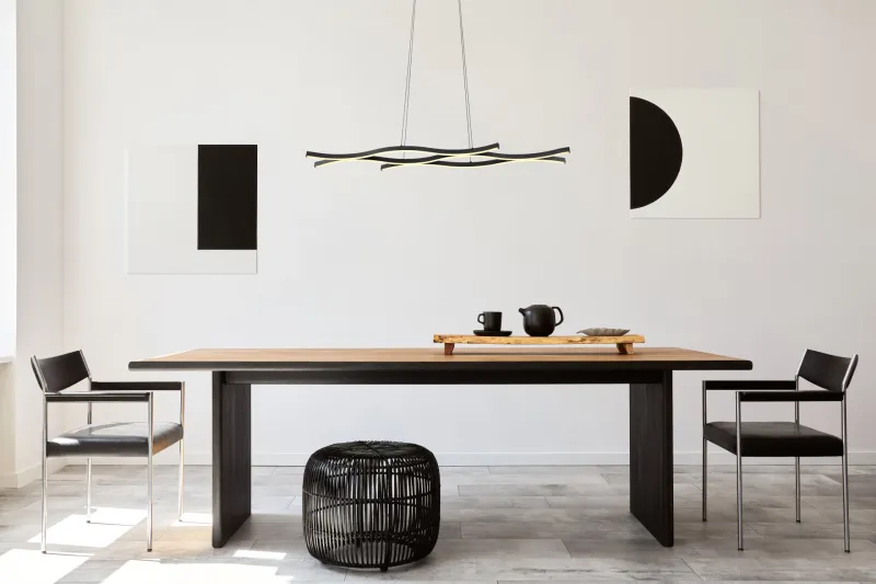Geronimo 108cm Zwart hanglamp Van Globo Lighting - Lampan &auml;r tillverkad av metall, aluminium och har en opalf&auml;rgad plastsk&auml;rm som ger en stilren och harmonisk estetik.