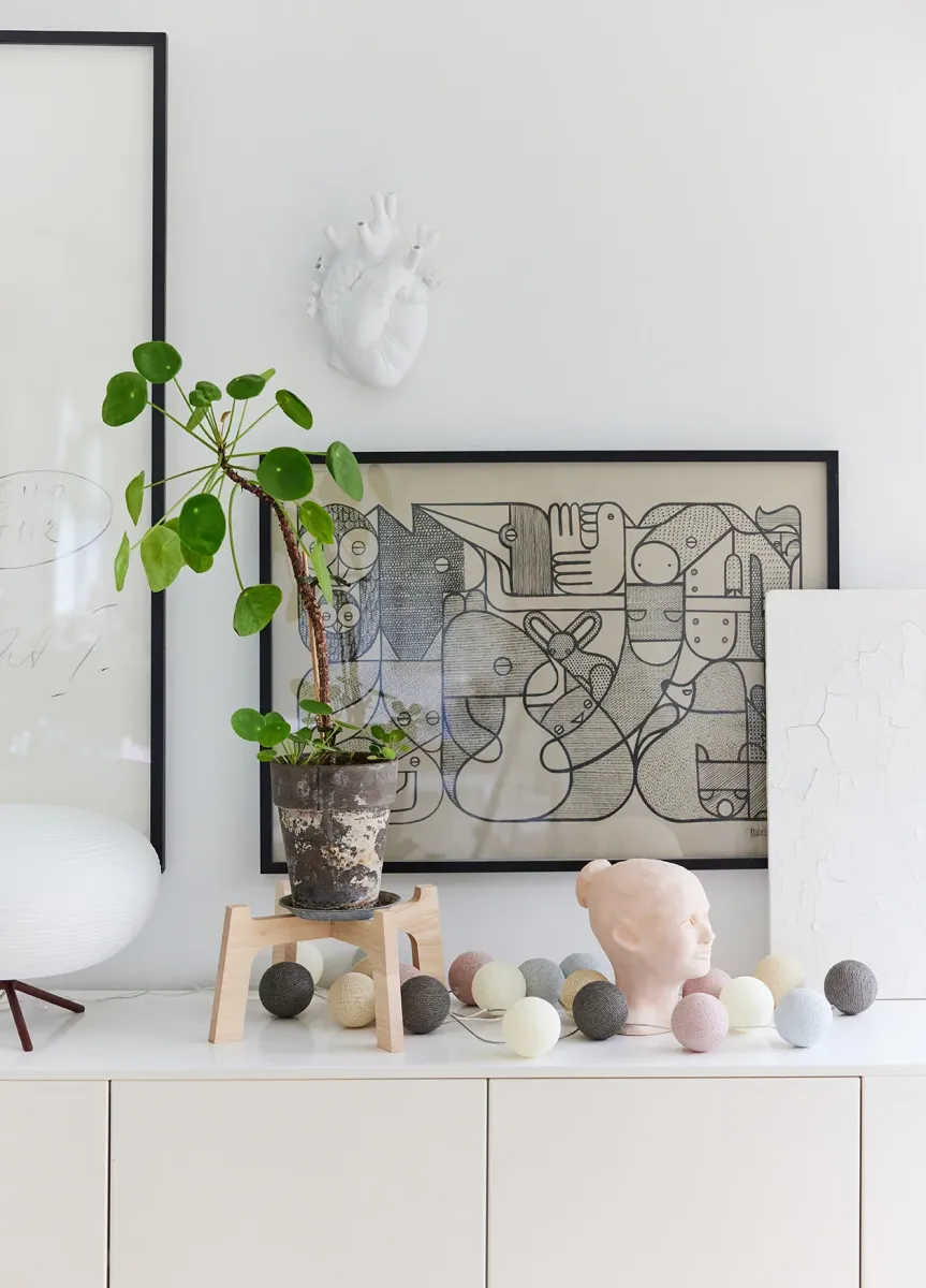 Irislights Blush 35-lights Veelkleurig Van Irislights - De lichtslinger bestaat uit handgemaakte bollen van katoen en polyester met een bijbehorend kunststof snoer.