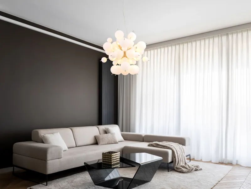 Udo Ø55 Wit hanglamp Van Globo Lighting - Dess unika design imponerar med en rund form d&auml;r eleganta metallst&auml;nger sammanl&auml;nkas med dekorativa kulor i olika storlekar.