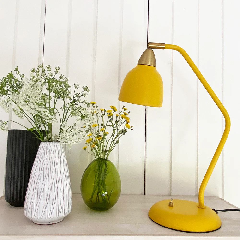 Urban 45cm Geel bureaulamp Van Superliving - Met Urban haal je een lamp in huis die niet alleen je ruimte verlicht, maar ook je interieur!