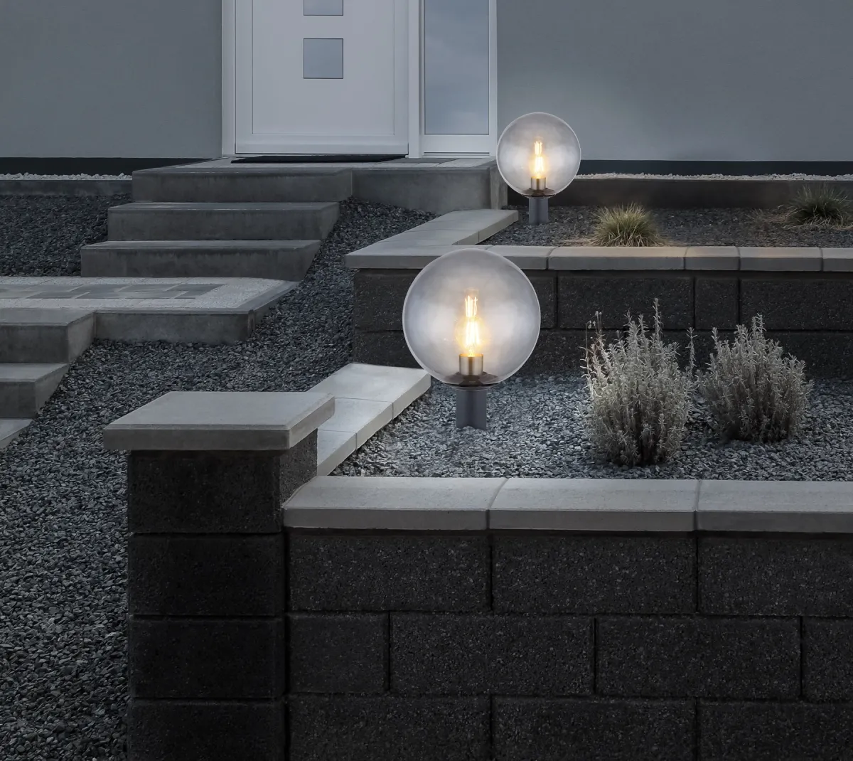 Hedwig 50cm Antraciet Van Globo Lighting - De rand van gerookt glas omringt een E27-fitting, waarin u naar wens een LED-lichtbron kunt kiezen om de helderheid en kleurtemperatuur aan te passen.