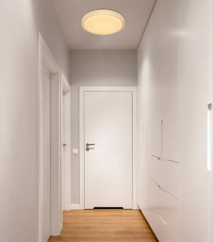 Ovi Ø40 Wit plafondlamp Van Globo Lighting - Kombinationen av vit metall, glittrande dekordetaljer och klara plastkristaller g&ouml;r den till en riktig blickf&aring;ngare.