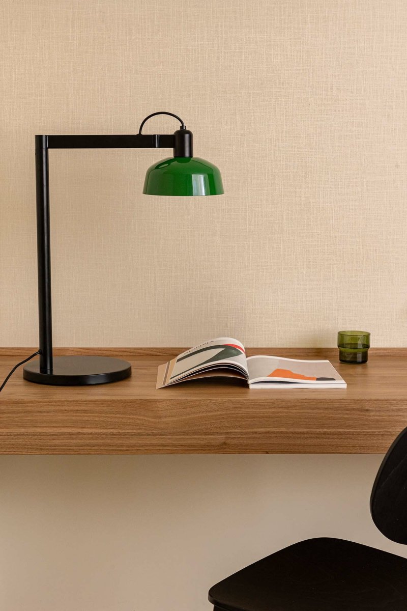 Tatawin 58cm Groente bureaulamp Van Faro Barcelona - Tatawin is een tafellamp met een zwarte structuur en een groene metalen kap die gericht, geconcentreerd licht geeft.