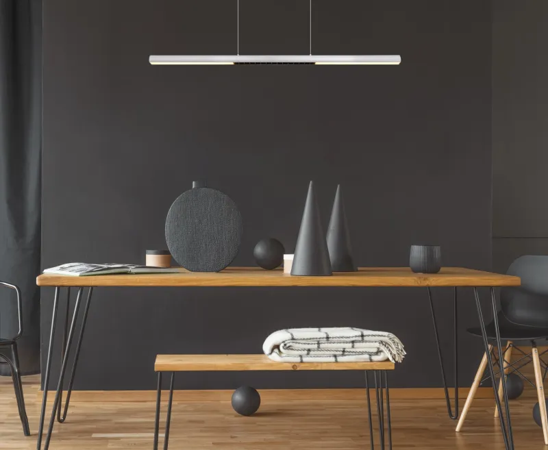 Cody 120cm Staal hanglamp Van Globo Lighting - Lampan &auml;r tillverkad av borstat aluminium som ger ett elegant och tidl&ouml;st uttryck som smidigt sm&auml;lter in i olika inredningsstilar, perfekt f&ouml;r stora matbord eller k&ouml;ks&ouml;ar.